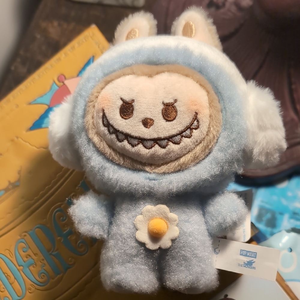Hot item💙New 'Fluffy And Cozy' Labubu Collectible Plush Pendant PopMart